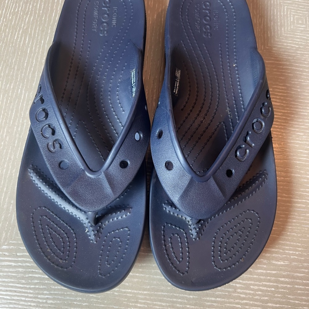 CROCS men’s navy flip flops